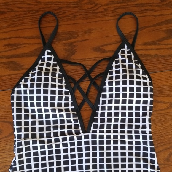 Simple & Sexy 1 piece swimsuit - Picture 4 of 7